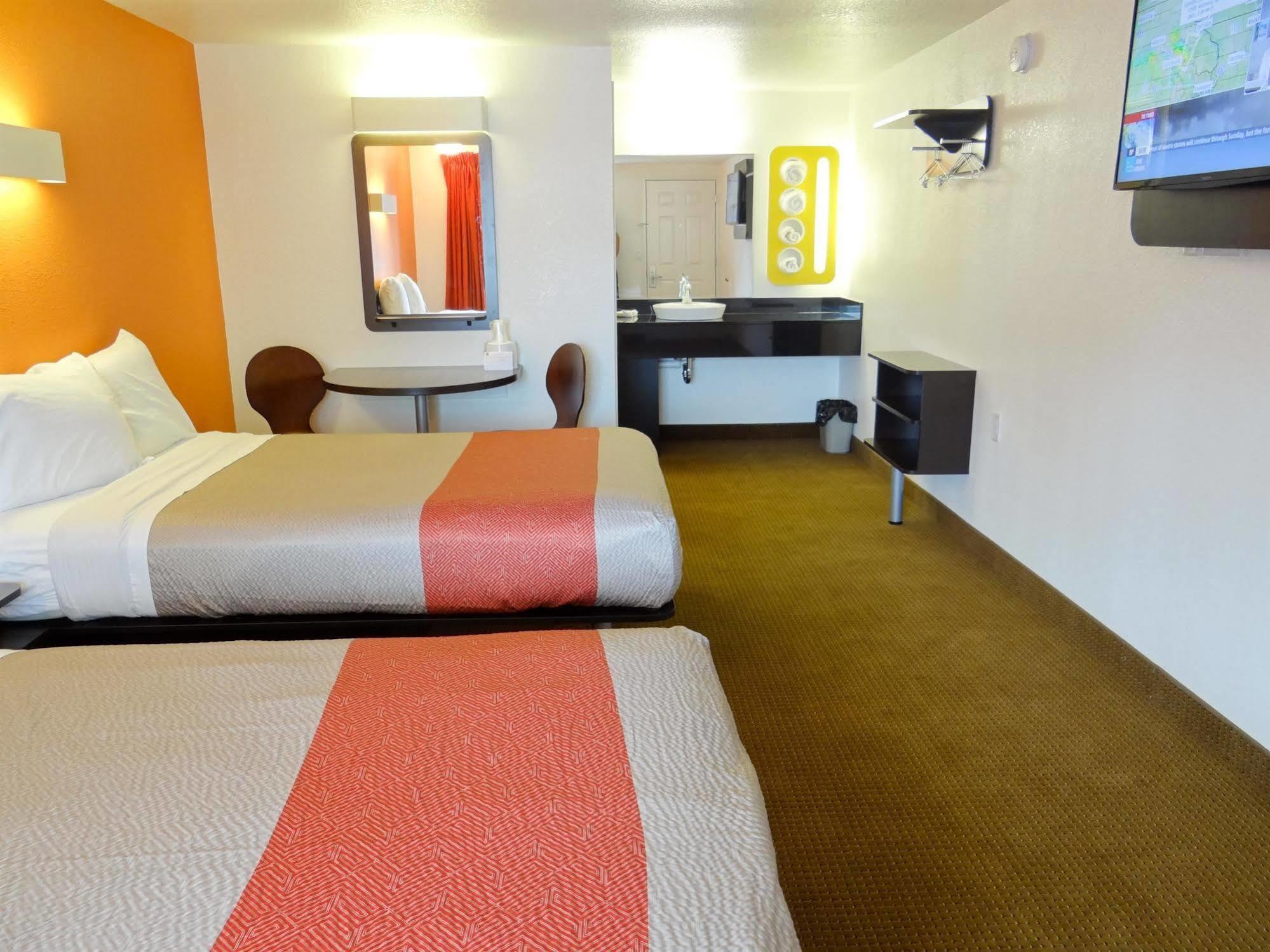 6-erie, Pa Hotel