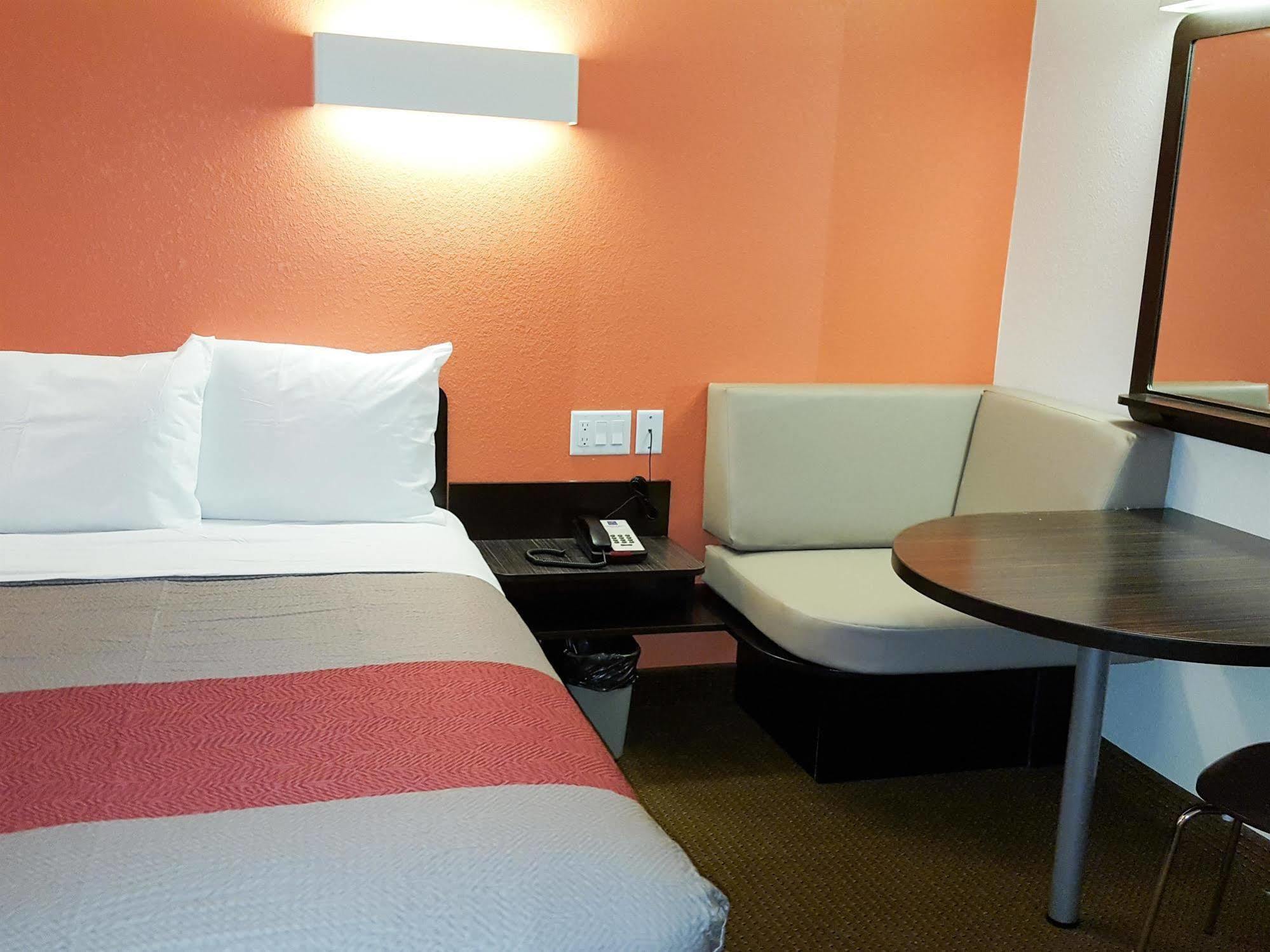 Hotel 6-erie, Pa 2*