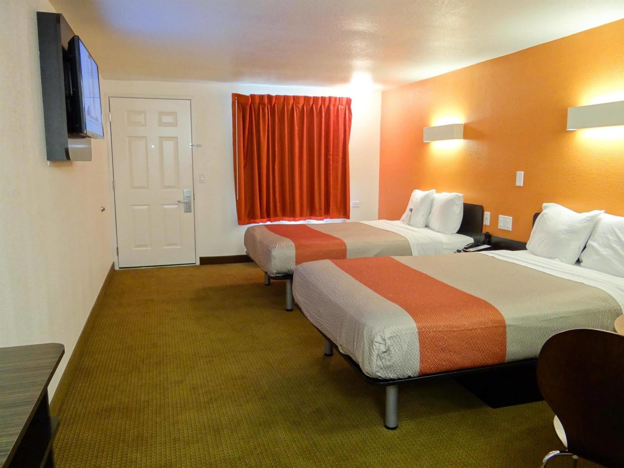 Hotel 6-erie, Pa